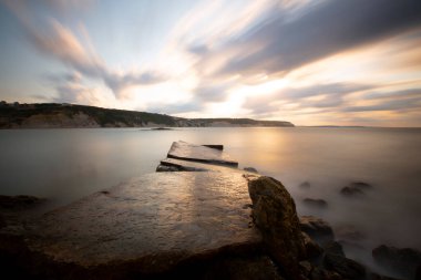 Nceburun deniz feneri altında liman, bazalt kayalıkları uzun pozlama tekniğiyle fotoğraflandı