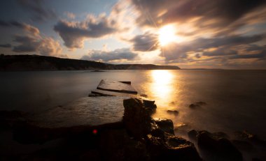 Nceburun deniz feneri altında liman, bazalt kayalıkları uzun pozlama tekniğiyle fotoğraflandı