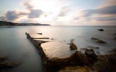 Nceburun deniz feneri altında liman, bazalt kayalıkları uzun pozlama tekniğiyle fotoğraflandı