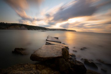 Nceburun deniz feneri altında liman, bazalt kayalıkları uzun pozlama tekniğiyle fotoğraflandı