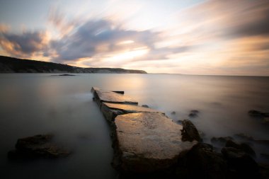 Nceburun deniz feneri altında liman, bazalt kayalıkları uzun pozlama tekniğiyle fotoğraflandı