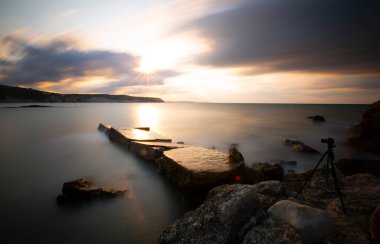 Nceburun deniz feneri altında liman, bazalt kayalıkları uzun pozlama tekniğiyle fotoğraflandı