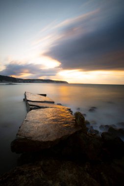 Nceburun deniz feneri altında liman, bazalt kayalıkları uzun pozlama tekniğiyle fotoğraflandı
