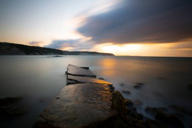 Nceburun deniz feneri altında liman, bazalt kayalıkları uzun pozlama tekniğiyle fotoğraflandı