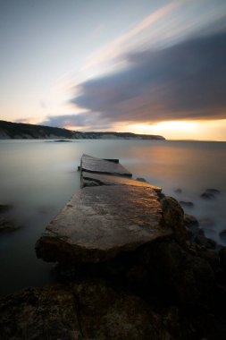 Nceburun deniz feneri altında liman, bazalt kayalıkları uzun pozlama tekniğiyle fotoğraflandı