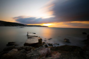 Nceburun deniz feneri altında liman, bazalt kayalıkları uzun pozlama tekniğiyle fotoğraflandı