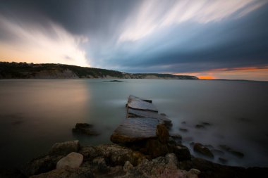 Nceburun deniz feneri altında liman, bazalt kayalıkları uzun pozlama tekniğiyle fotoğraflandı