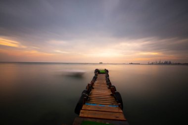 Nceburun deniz feneri altında liman, bazalt kayalıkları uzun pozlama tekniğiyle fotoğraflandı