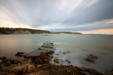 Nceburun deniz feneri altında liman, bazalt kayalıkları uzun pozlama tekniğiyle fotoğraflandı
