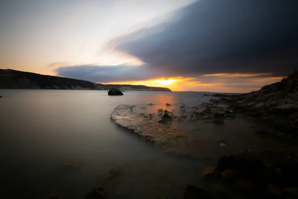 Nceburun Deniz Feneri Altında Liman Bazalt Kayalıkları Uzun Pozlama Tekniğiyle — Stok fotoğraf