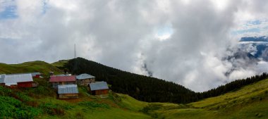 Gito plato manzaralı sisli hava. Bu plato, Rize 'nin Camlihemsin ilçesinde yer almaktadır. Kackar Dağları bölgesi. Rize, Türkiye.