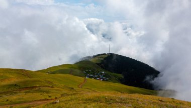 Gito plato manzaralı sisli hava. Bu plato, Rize 'nin Camlihemsin ilçesinde yer almaktadır. Kackar Dağları bölgesi. Rize, Türkiye.