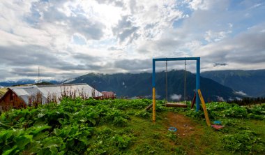 Uçurumun kenarında renkli bir salıncak