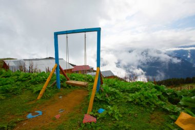 Uçurumun kenarında renkli bir salıncak
