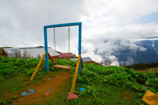 Uçurumun kenarında renkli bir salıncak