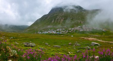 İsviçre 'deki Greene Platosu' nda sisli bir günde bahar sonlarında dağların arasında dolambaçlı bir dağ yolu ve yaylalar. yüksek kaliteli fotoğraf
