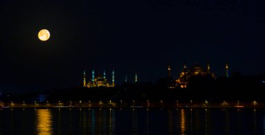 Mavi Cami ve Ayasofya geceleri Ay denize vururken