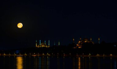 Mavi Cami ve Ayasofya geceleri Ay denize vururken