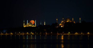 Mavi Cami ve Ayasofya geceleri Ay denize vururken
