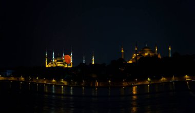 Mavi Cami ve Ayasofya geceleri Ay denize vururken