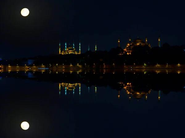Μπλε Τζαμί Και Αγία Σοφία Νύχτα Φεγγάρι Πέφτει Στη Θάλασσα — Φωτογραφία Αρχείου