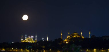 Mavi Cami ve Ayasofya geceleri Ay denize vururken