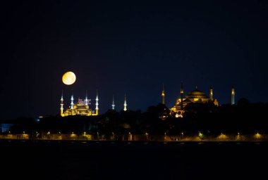 Mavi Cami ve Ayasofya geceleri Ay denize vururken