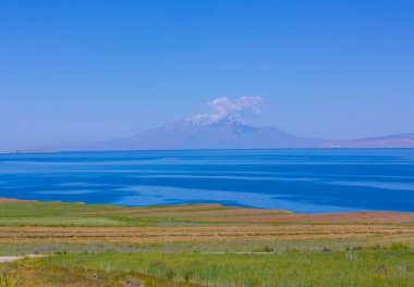 5,137 metre yüksekliğe sahip Ararat Dağı, Türkiye 'nin en yüksek dağıdır. Ararat Dağı Türkiye 'nin doğu ucunda, İran' ın 16 kilometre batısında ve Ermenistan 'ın 32 kilometre güneyinde yer almaktadır..