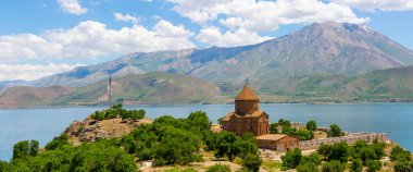 5,137 metre yüksekliğe sahip Ararat Dağı, Türkiye 'nin en yüksek dağıdır. Ararat Dağı Türkiye 'nin doğu ucunda, İran' ın 16 kilometre batısında ve Ermenistan 'ın 32 kilometre güneyinde yer almaktadır..