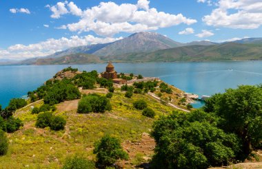 5,137 metre yüksekliğe sahip Ararat Dağı, Türkiye 'nin en yüksek dağıdır. Ararat Dağı Türkiye 'nin doğu ucunda, İran' ın 16 kilometre batısında ve Ermenistan 'ın 32 kilometre güneyinde yer almaktadır..