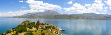 5,137 metre yüksekliğe sahip Ararat Dağı, Türkiye 'nin en yüksek dağıdır. Ararat Dağı Türkiye 'nin doğu ucunda, İran' ın 16 kilometre batısında ve Ermenistan 'ın 32 kilometre güneyinde yer almaktadır..