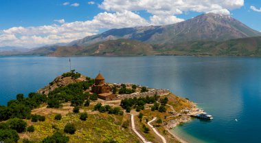 5,137 metre yüksekliğe sahip Ararat Dağı, Türkiye 'nin en yüksek dağıdır. Ararat Dağı Türkiye 'nin doğu ucunda, İran' ın 16 kilometre batısında ve Ermenistan 'ın 32 kilometre güneyinde yer almaktadır..