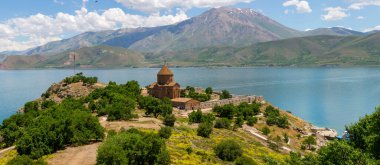 5,137 metre yüksekliğe sahip Ararat Dağı, Türkiye 'nin en yüksek dağıdır. Ararat Dağı Türkiye 'nin doğu ucunda, İran' ın 16 kilometre batısında ve Ermenistan 'ın 32 kilometre güneyinde yer almaktadır..