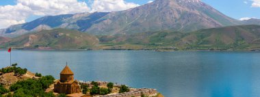 5,137 metre yüksekliğe sahip Ararat Dağı, Türkiye 'nin en yüksek dağıdır. Ararat Dağı Türkiye 'nin doğu ucunda, İran' ın 16 kilometre batısında ve Ermenistan 'ın 32 kilometre güneyinde yer almaktadır..
