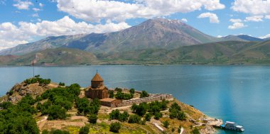 5,137 metre yüksekliğe sahip Ararat Dağı, Türkiye 'nin en yüksek dağıdır. Ararat Dağı Türkiye 'nin doğu ucunda, İran' ın 16 kilometre batısında ve Ermenistan 'ın 32 kilometre güneyinde yer almaktadır..