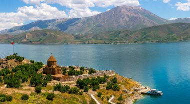 5,137 metre yüksekliğe sahip Ararat Dağı, Türkiye 'nin en yüksek dağıdır. Ararat Dağı Türkiye 'nin doğu ucunda, İran' ın 16 kilometre batısında ve Ermenistan 'ın 32 kilometre güneyinde yer almaktadır..