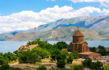 5,137 metre yüksekliğe sahip Ararat Dağı, Türkiye 'nin en yüksek dağıdır. Ararat Dağı Türkiye 'nin doğu ucunda, İran' ın 16 kilometre batısında ve Ermenistan 'ın 32 kilometre güneyinde yer almaktadır..