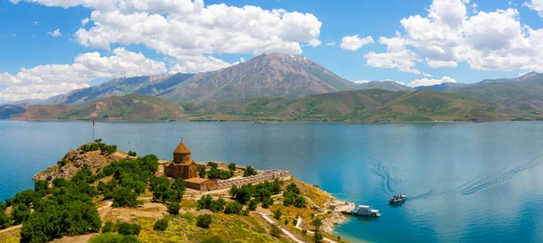 5,137 metre yüksekliğe sahip Ararat Dağı, Türkiye 'nin en yüksek dağıdır. Ararat Dağı Türkiye 'nin doğu ucunda, İran' ın 16 kilometre batısında ve Ermenistan 'ın 32 kilometre güneyinde yer almaktadır..