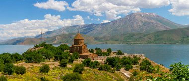 5,137 metre yüksekliğe sahip Ararat Dağı, Türkiye 'nin en yüksek dağıdır. Ararat Dağı Türkiye 'nin doğu ucunda, İran' ın 16 kilometre batısında ve Ermenistan 'ın 32 kilometre güneyinde yer almaktadır..