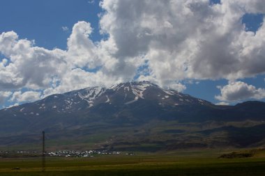 Karlı Suphan Dağı (Sphan Da) ve Van Gölü