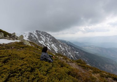 Bursa Uludağ zirvesi, insanlar terk edilmiş eski binanın önünde spor yapıyorlar..