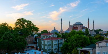 Ayasofya, İstanbul. Bizans mimarisinin dünyaca ünlü anıtı.