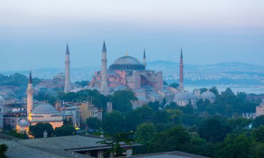 Ayasofya, İstanbul. Bizans mimarisinin dünyaca ünlü anıtı.