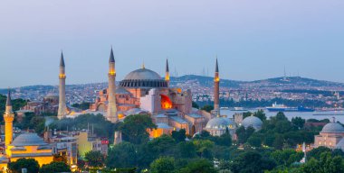 Ayasofya, İstanbul. Bizans mimarisinin dünyaca ünlü anıtı.