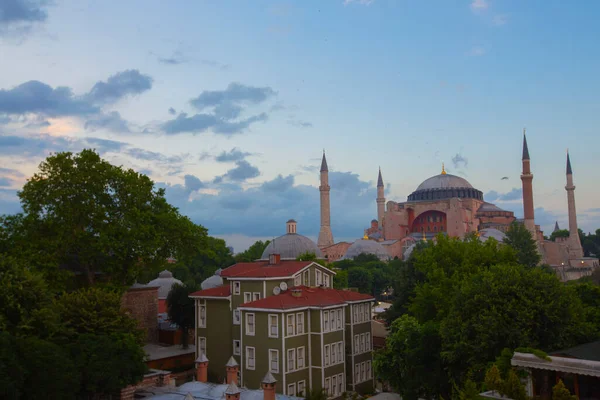 Ayasofya, İstanbul. Bizans mimarisinin dünyaca ünlü anıtı.