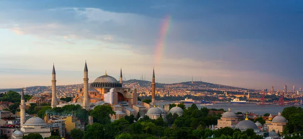Ayasofya, İstanbul. Bizans mimarisinin dünyaca ünlü anıtı.