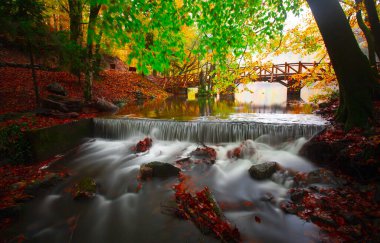Yedi Göl (Yedigller) Ulusal Parkı, sonbaharın en güzel renkleri, şelale uzun pozlama tekniğiyle gün ışığına çıkarıldı..