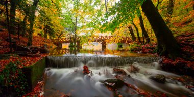 Yedi Göl (Yedigller) Ulusal Parkı, sonbaharın en güzel renkleri, şelale uzun pozlama tekniğiyle gün ışığına çıkarıldı..