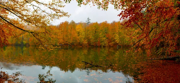 7つの湖 Yedigler 国立公園 秋の最も美しい色は 滝は長い露出技術で光にもたらされた — ストック写真