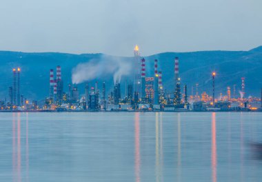 Kocaeli / Türkiye - Tupras Petrol Rafinerisi - Degirmendere Sahilinden Görünüm